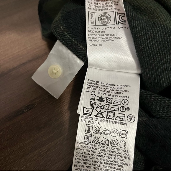 *SOLD* Levi's Plaid Long Button Down Shirt - Picture 8 of 8